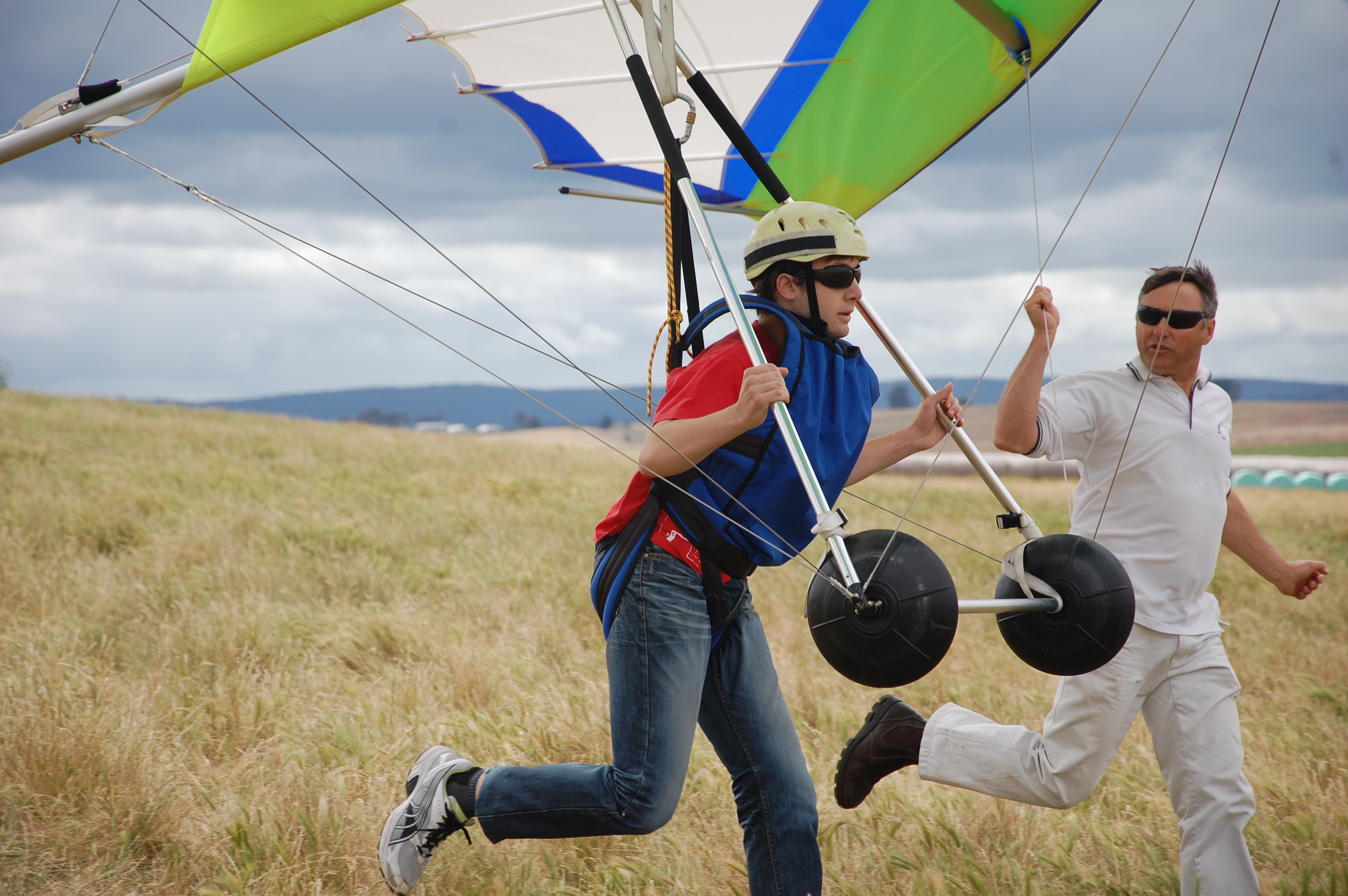 Choosing a Hang Gliding / Paragliding School